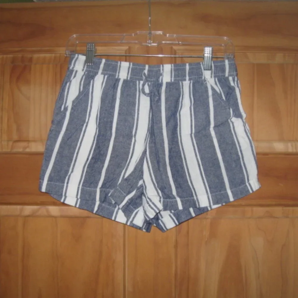 5/$30 Girls Old Navy Blue/White Striped Shorts